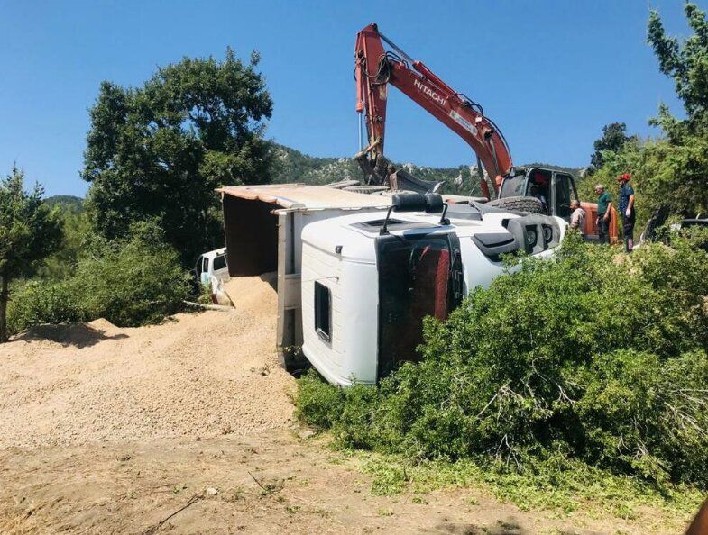 5 загинали и 25 ранени: Камион помете хора на гробище в Турция