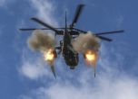 На тази снимка, направена от видео и публикувана от пресслужбата на руското министерство на отбраната в петък, 28 октомври 2022 г., хеликоптер Ка-52 изстрелва ракети по цел на неизвестно място в Украйна. Руските артилерийски вертолети използват нова проти