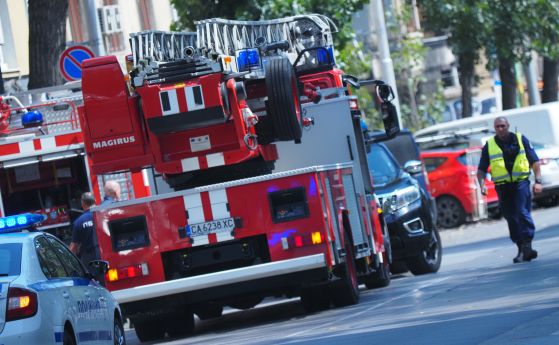 Пожар до бензиностанция в Казанлък, служителите са евакуирани