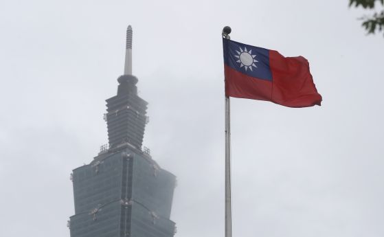 Тайванско национално знаме се вее близо до сградата на Националната мемориална зала на д-р Сун Ятсен в Тайпе, Тайван, 7 май 2023 г. 