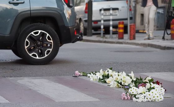 Цветя на пешеходната пътека, където шофьор сгази 15-годишния Филип.