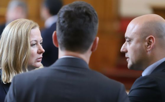 Бившият правосъден минситър Надежда Йорданова (ДБ) и настоящият правосъден министър Атанас Славов (ДБ)