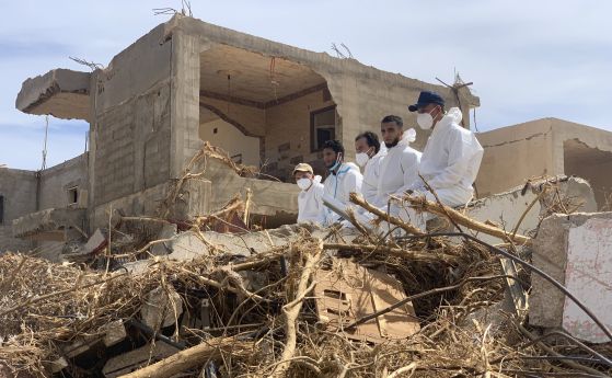 Издирвателните екипи не спират работа в опустошения от наводнението либийски град Дерна.
