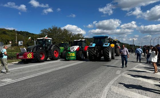 Цяла нощ ще пристигат трактори: Зърнопроизводителите заплашиха с блокада на входа на София (обновена)