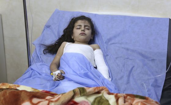Ранено в пожара на сватбата иракско момиче с изгаряния на ръката лежи на легло в болница в Хамдания в Мосул, Ирак.