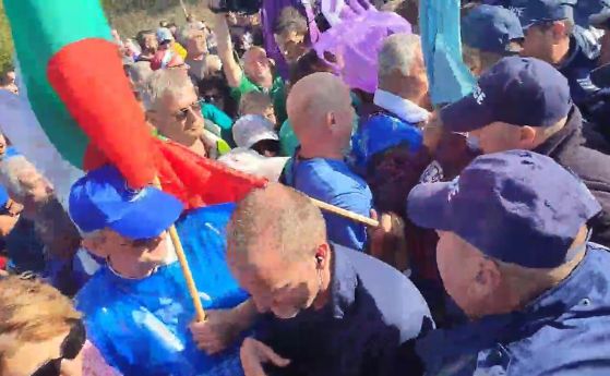 Сблъсъци на магистрала Струма, протестиращи пробиха полицейския кордон (видео)