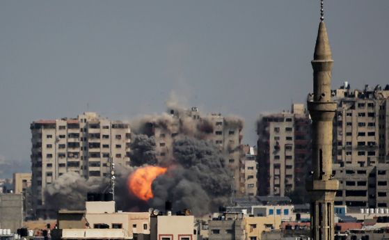 Експлозия в жилищна сграда след израелски удар в северната част на Газа, 12 октомври 2023 г.