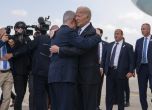 Прегръдка между Нетаняху и Байдън при пристигането на американския президент на израелска земя.
