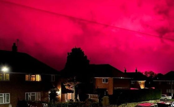 Яркорозово небе посред нощ ужаси британци, че идва апокалипсис (снимки)