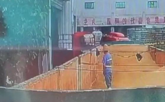 Видео показа как китайски работник уринира в резервоар за бира във фабрика на Tsingtao