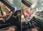 Агресивен мъж разби прозореца на микробус в Пловдив, шофьорът пострада