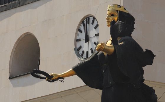 Часовник до статуята на Света София в центъра на столицата.