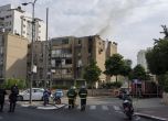 Дим се издига от ударената от ракета на Хамас сграда в Тел Авив