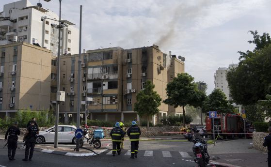 Дим се издига от ударената от ракета на Хамас сграда в Тел Авив