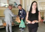Кметът на софийското село Казичене Григор Григоров раздава торби с храна пред секциите 