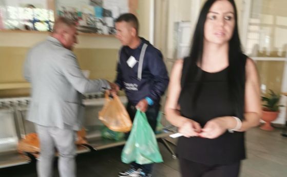 Кметът на софийското село Казичене Григор Григоров раздава торби с храна пред секциите 