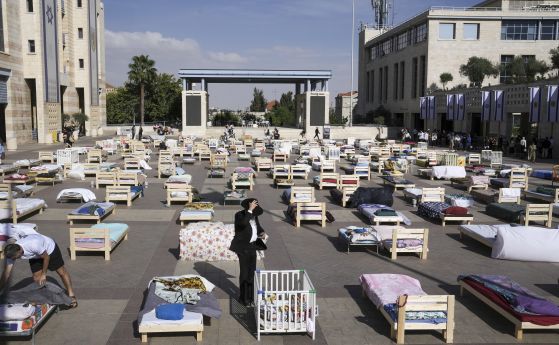 Тези повече от 220 легла в Йерусалим символизират отвлечените от Хамас израелски граждани.