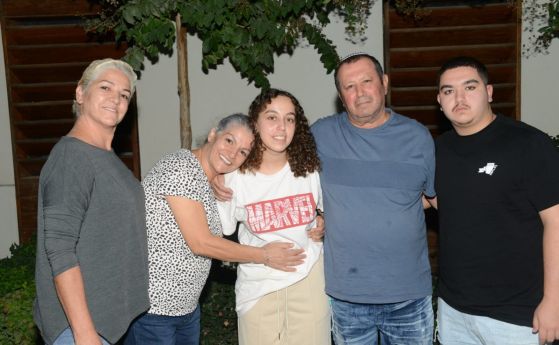 Редник Ори Мегидиш (в центъра) със семейството си.