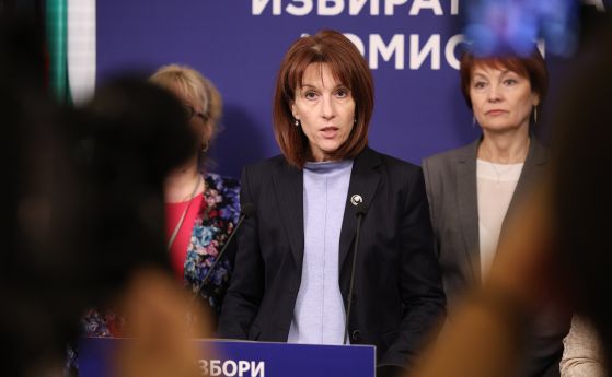 Председателят на ЦИК Камелия Нейкова на брифинг в парламента