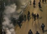 Полицай ритна в главата повален демонстрант на улица Гурко (видео)