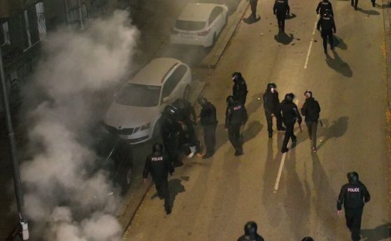 Полицай ритна в главата повален демонстрант на улица Гурко (видео)