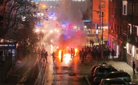 Десетки са ранени при протеста на футболните фенове (видео и снимки)