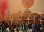 Тежък ден за демокрацията: Димки в албанския парламент, чупене на компютри в македонския (видео)