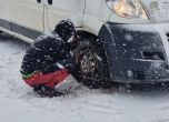 Закъсали автомобили на прохода Петрохан, 10 см сняг на Шипка
