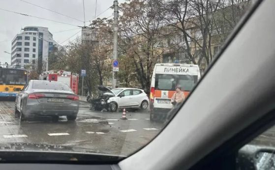Тежка катастрофа в София: Ударили са се два леки автомобила