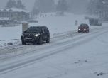 Обилният сняг затвори магистралите за тежки камиони