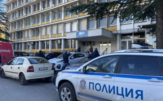 Спецакция във ВиК-Бургас, полиция влезе в сградата