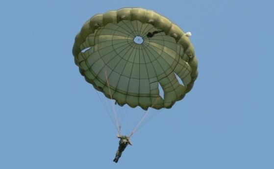 Пилот със забрана да лети, след като обезглави парашутист с крилото на самолета
