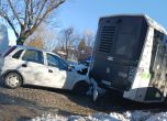 Кола се заби в автобус в квартал ''Симеоново''