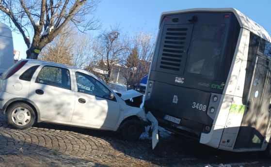 Кола се заби в автобус в квартал ''Симеоново''