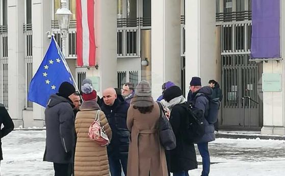 Евродепутати протестират във Виена срещу ветото за България и Румъния в Шенген
