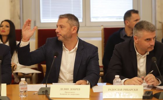 Делян Добрев (ГЕРБ) и Радослав Рибарски (ПП-ДБ) в Комисията по енергетика
