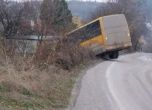 Училищен автобус падна в канавка. Шофьорът пушел, докато кара. Злоупотребявал с алкохол, твърдят родители
