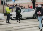 Полицаи около училищата в началото и края на учебния ден в София