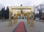 След подигравките Столичната община маха златната арка пред Св. Александър Невски