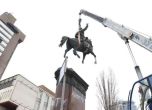 Демонтираха паметника на болшевика Щорс в центъра на Киев