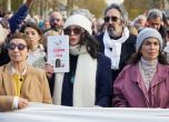 Изабел Аджани на протест през ноември 2023 г. в Париж