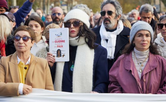 Изабел Аджани на протест през ноември 2023 г. в Париж