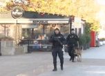 Полицаи с автомати и кучета пазят Бургас по празниците, следят за терористи