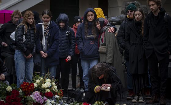 Хиляди оставят цветя в памет на жертвите в Прага