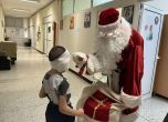 Дядо Коледа обиколи няколко болници (снимки)