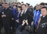 Лидерът на опозиционна партия в Южна Корея е намушкан с нож