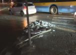 Бетонна отломка се стовари върху автомобил в София в час пик