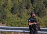 Полицията иззе муниции за Калашников в Северно Косово, скрити до сръбско знаме