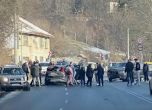 Тежка катастрофа между три коли край Владая, полицаите вадят заклещена жена (обновена)