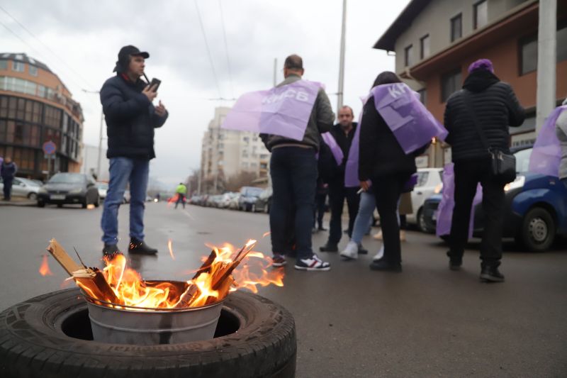 Протестиращи служители на градския транспорт